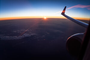 Lee más sobre el artículo Descubre qué significa soñar con viajar en avión y su interpretación
