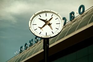 Lee más sobre el artículo Cómo saber la hora y terminal de salida de mi vuelo: Guía completa