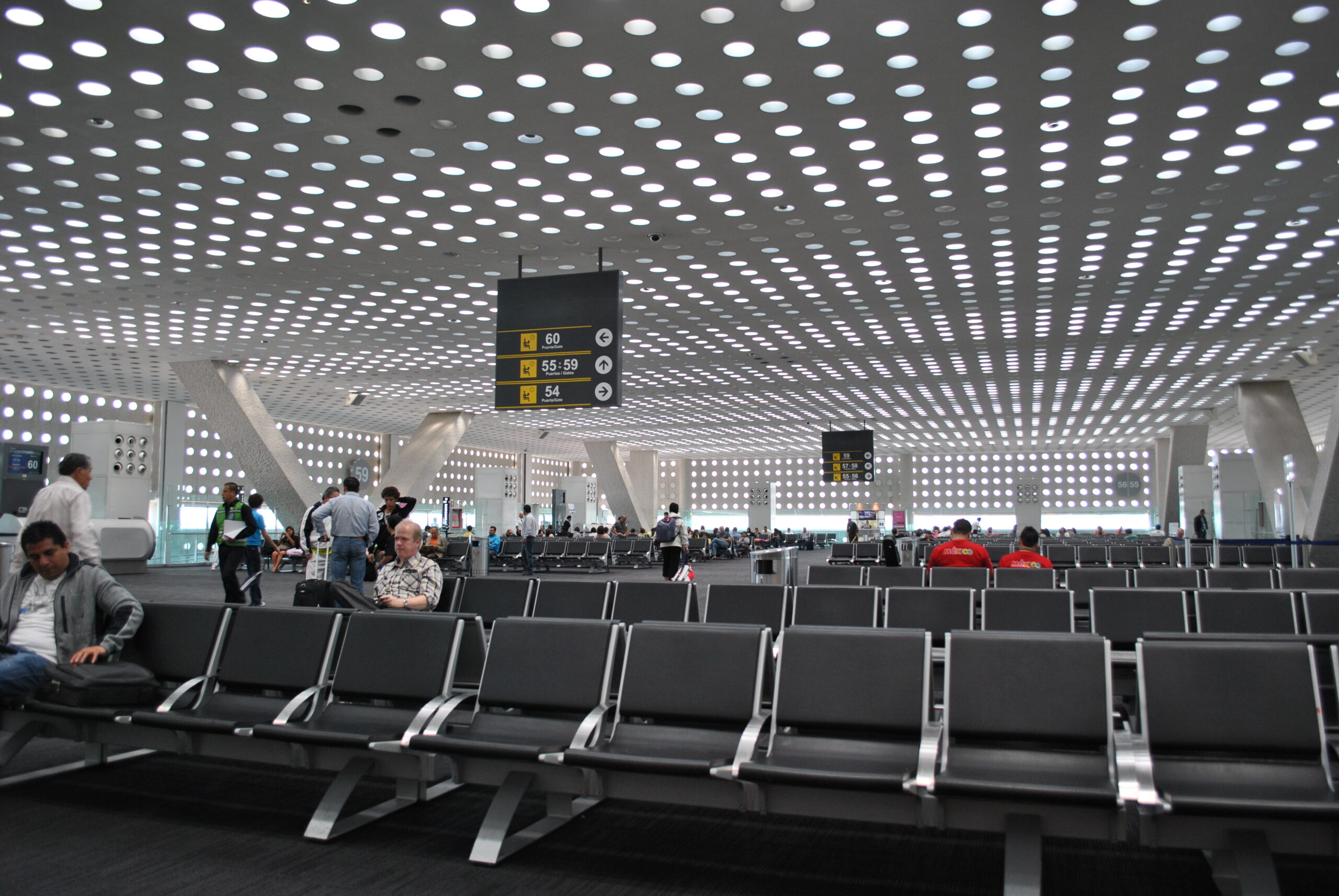En este momento estás viendo Terminal de salida de vuelos en Madrid con Alitalia: Guía actualizada