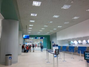 Lee más sobre el artículo A qué hora llegar para tomar un vuelo nacional en España