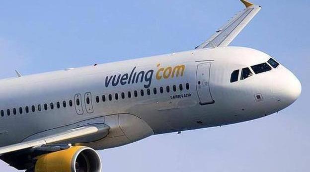 Avión de Vueling despegando