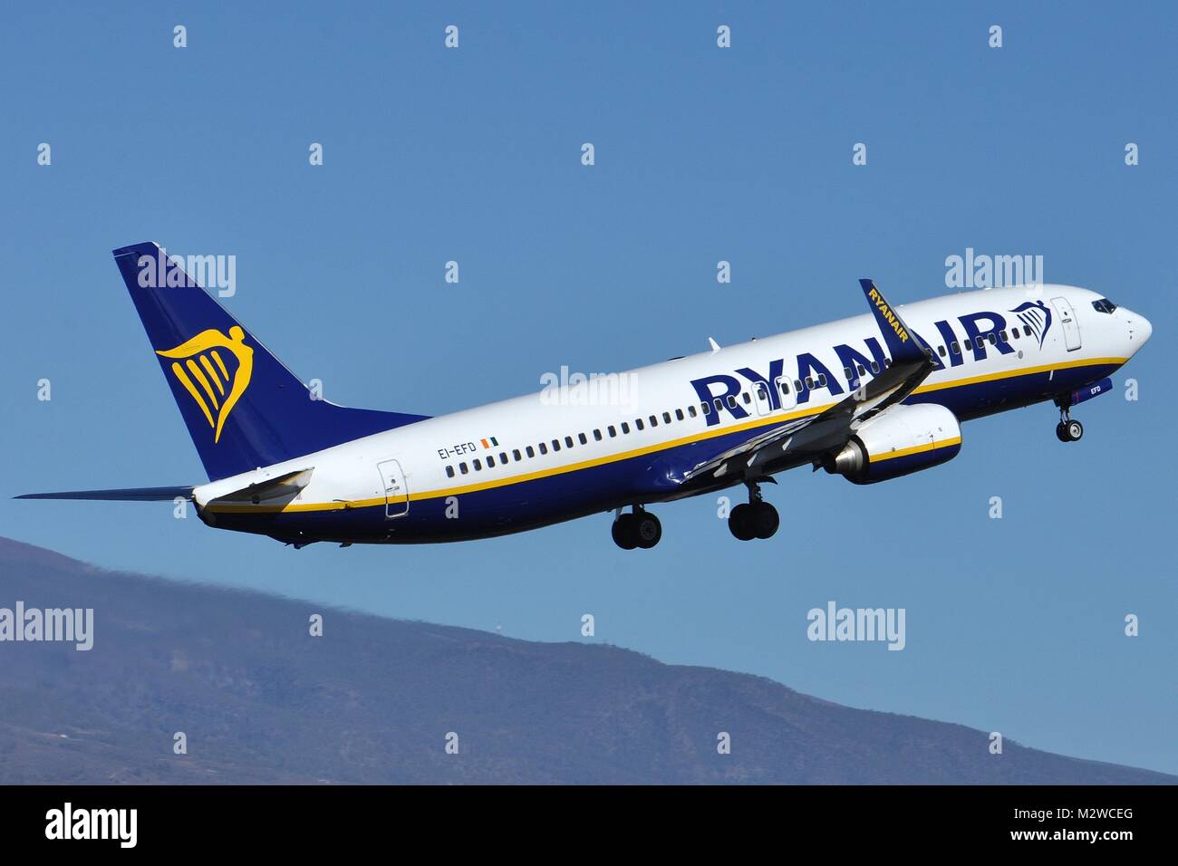 Avión Ryanair despegando