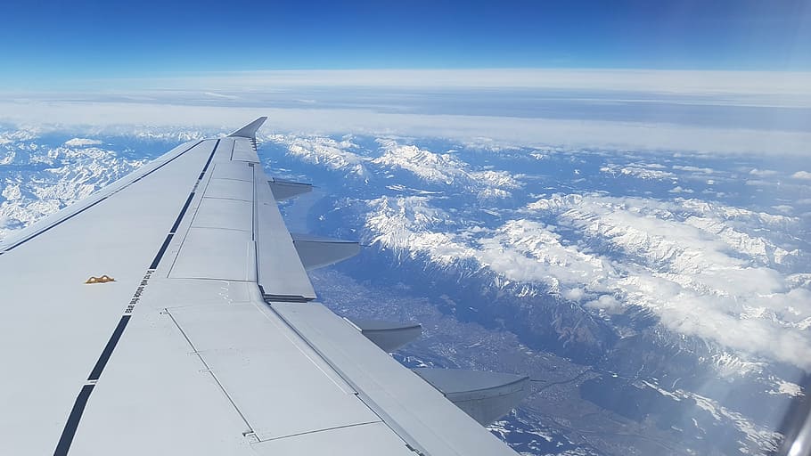 Avión sobre las montañas