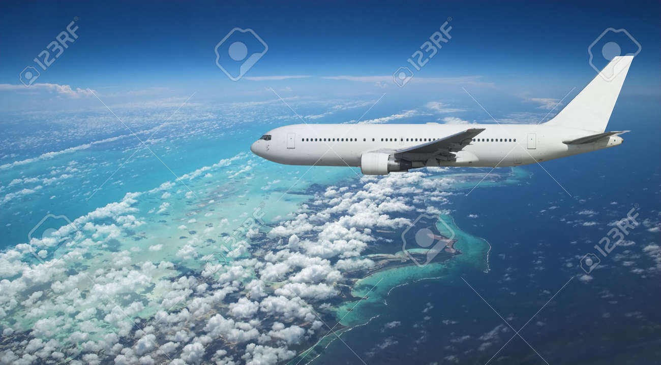 Avión volando sobre paisaje exótico