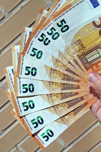 Billetes de euros en mano