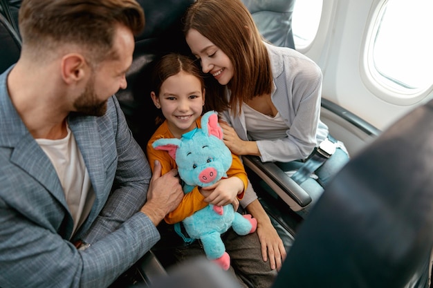 Familia feliz en un avión