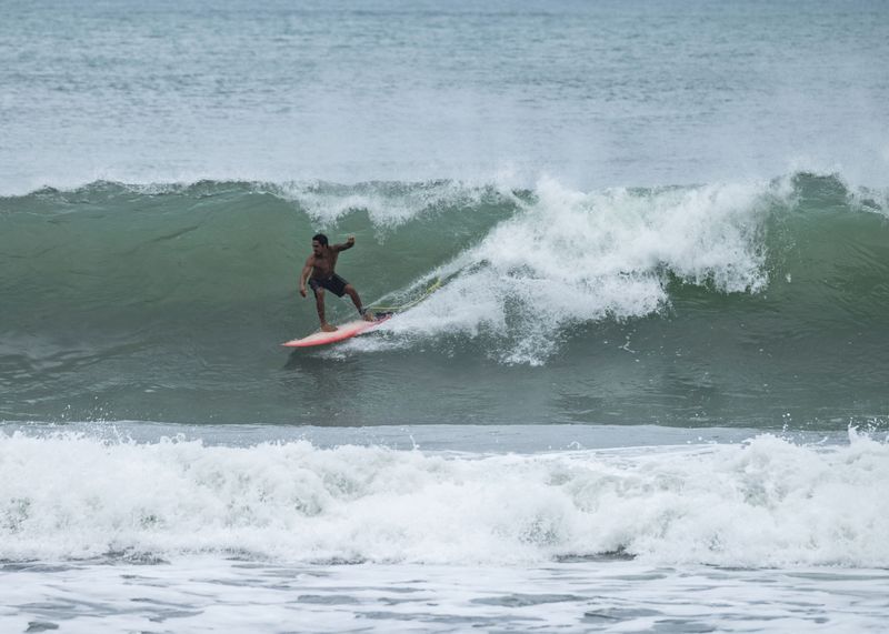 olas de surf en Costa Rica