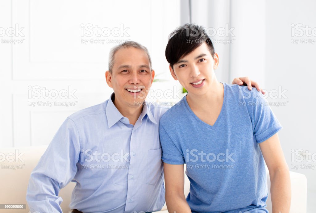 Padre e hijo sonrientes