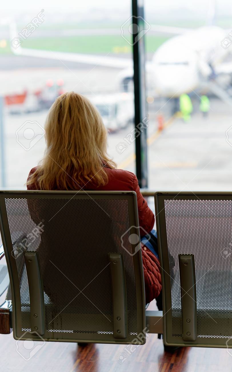 Pasajero frustrado esperando vuelo
