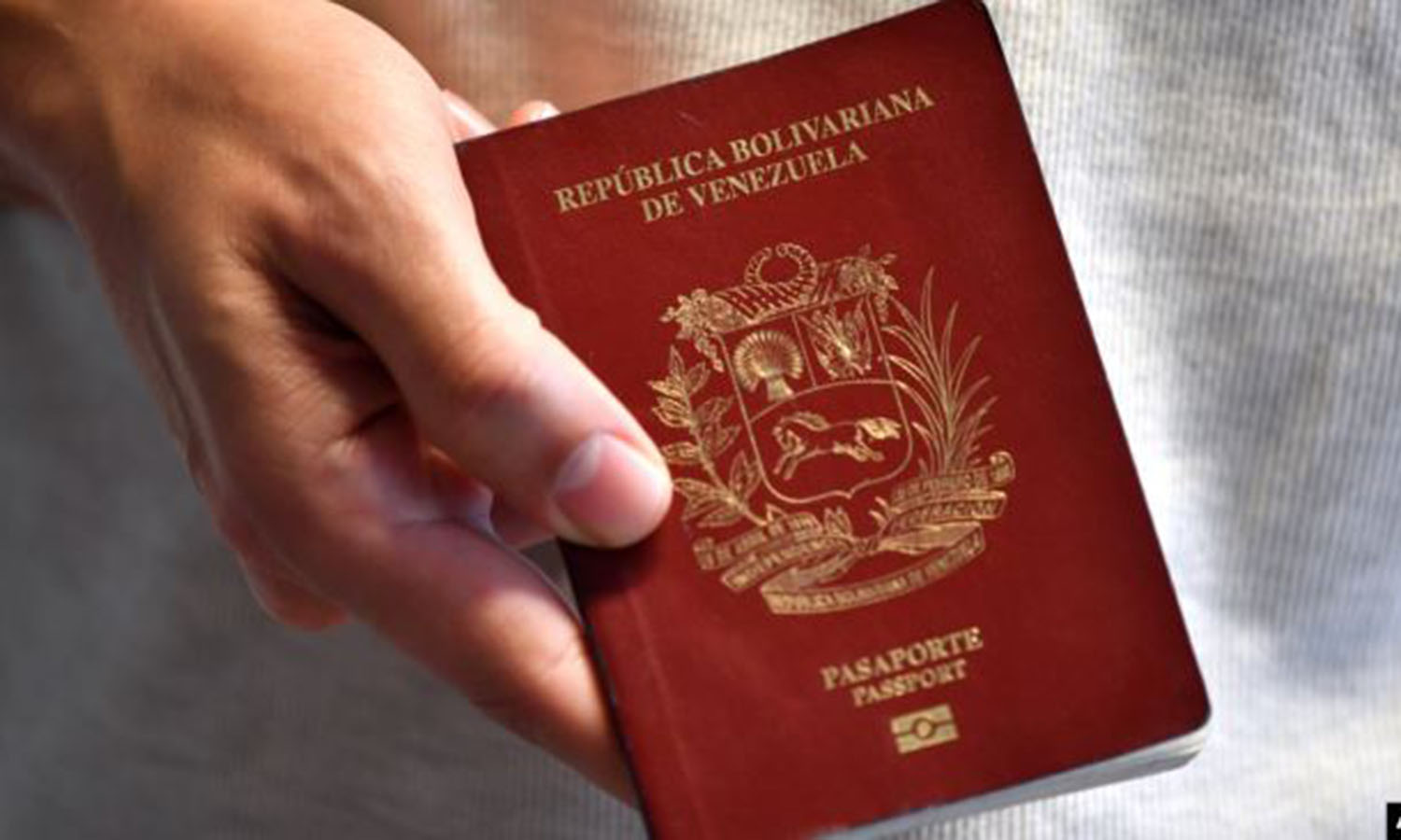 Pasaporte válido y documentos migratorios