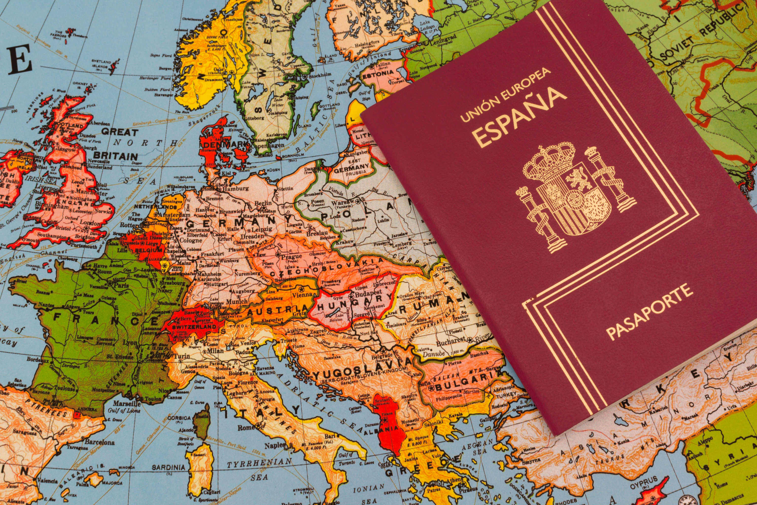 Pasaporte y mapa mundial