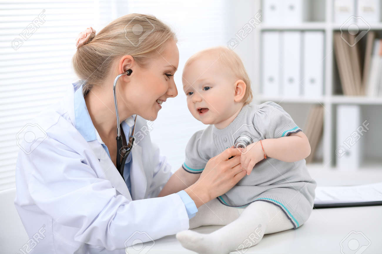 Pediatra examinando a un bebé
