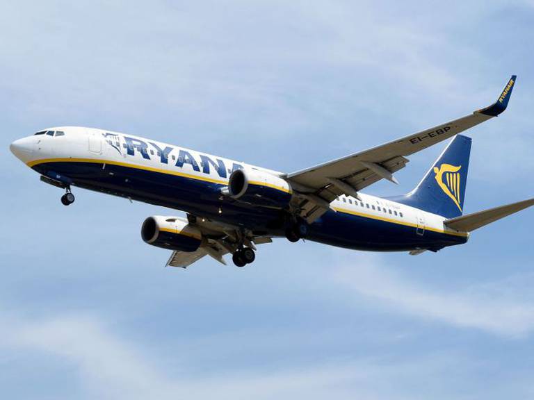 Ryanair volando sobre A Coruña