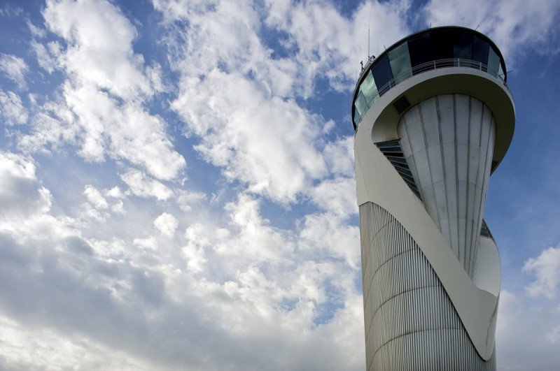 Torre de control o autoridades aeroportuarias